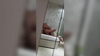 Moglie sorpresa dal marito sul lettone matrimoniale con il bull