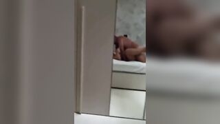 Moglie sorpresa dal marito sul lettone matrimoniale con il bull