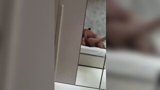 Moglie sorpresa dal marito sul lettone matrimoniale con il bull