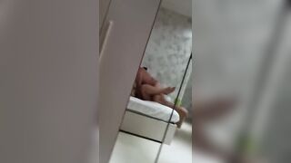 Moglie sorpresa dal marito sul lettone matrimoniale con il bull