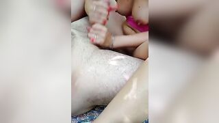 La mia troia fa una sega al bull che la sborra in faccia