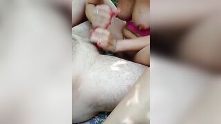 La mia troia fa una sega al bull che la sborra in faccia