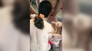 Moglie di Alessandria succhia tre cazzi