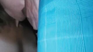 La mia ragazza mi succhia il cazzone in auto