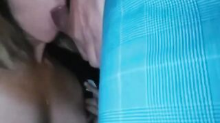 La mia ragazza mi succhia il cazzone in auto