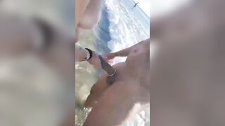 Mia moglie fa una sega al venditore ambulante in spiaggia