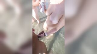 Mia moglie fa una sega al venditore ambulante in spiaggia