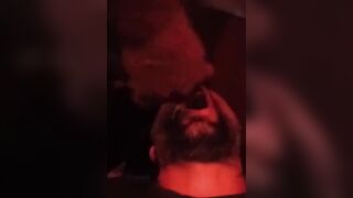 Marito schiavo costretto a bere la sborra del bull