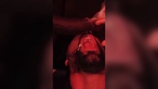 Marito schiavo costretto a bere la sborra del bull