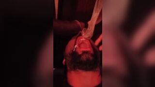 Marito schiavo costretto a bere la sborra del bull