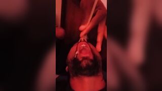 Marito schiavo costretto a bere la sborra del bull