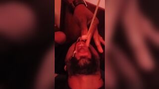 Marito schiavo costretto a bere la sborra del bull