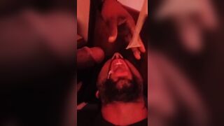 Anteprima del video: Marito schiavo costretto a bere la sborra del bull