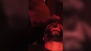 Marito schiavo costretto a bere la sborra del bull