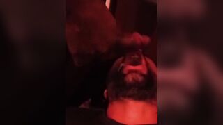 Marito schiavo costretto a bere la sborra del bull