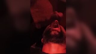 Marito schiavo costretto a bere la sborra del bull