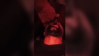 Marito schiavo costretto a bere la sborra del bull