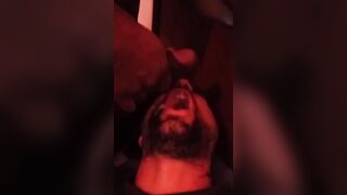 Marito schiavo costretto a bere la sborra del bull