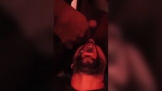 Marito schiavo costretto a bere la sborra del bull