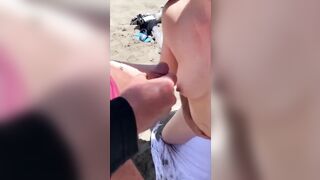 Tre ragazzi abusano la moglie del cornuto in spiaggia nudista