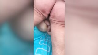 Tre ragazzi abusano la moglie del cornuto in spiaggia nudista