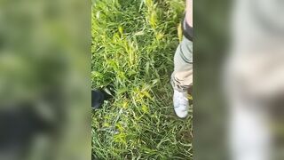 Moglie italiana sborrata sulle tette dal guardone mentre il segaiolo osserva