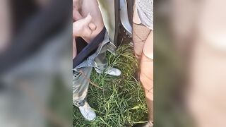 Moglie italiana sborrata sulle tette dal guardone mentre il segaiolo osserva