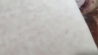 Coppia nudista fa sesso orale in una spiaggetta appartata