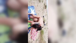 La mia troia sul bagnasciuga scopata da un nudista