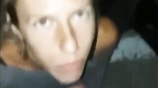 Moglie trombata in auto dal porco mentre il marito li filma