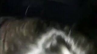 Moglie trombata in auto dal porco mentre il marito li filma