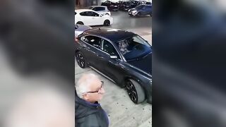 Mia moglie si sditaliana al parcheggio pubblico