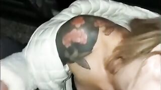 Giovane moglie bionda italiana succhia due cazzi al carsex