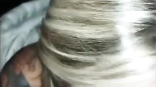 Giovane moglie bionda italiana succhia due cazzi al carsex