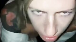 Giovane moglie bionda italiana succhia due cazzi al carsex