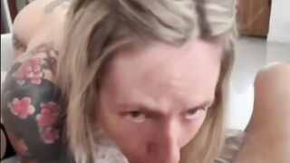 Schiava italiana si gusta il cazzo enorme