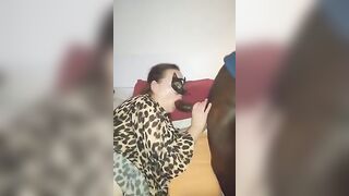 Alla mia zoccola piace succhiare cazzo nero