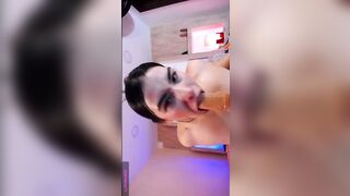 Ragazza fa un pompino gola profonda con un dildo