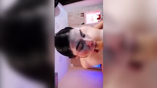 Ragazza fa un pompino gola profonda con un dildo