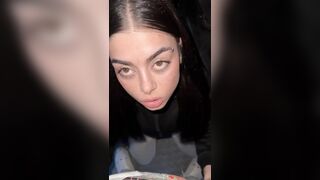 Troia di instagram in cerca di fama e ricchezza