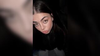 Troia di instagram in cerca di fama e ricchezza