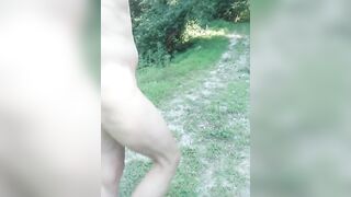 Sulla ciclabile tutto nudo