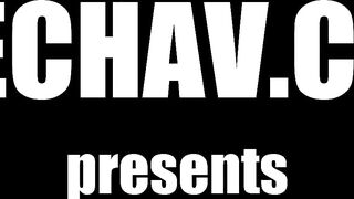 Il puttaniere cattura una giovanissima troietta