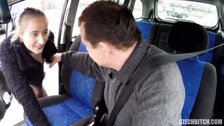 Il puttaniere cattura e si incula una giovanissima troietta biondina