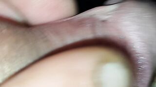 Annoiato, giochicchiando col pisello a riposo (alla fine precum)