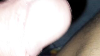 Annoiato, giochicchiando col pisello a riposo (alla fine precum)