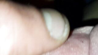 Annoiato, giochicchiando col pisello a riposo (alla fine precum)