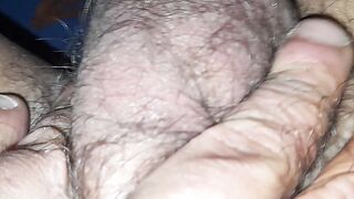 Annoiato, giochicchiando col pisello a riposo (alla fine precum)