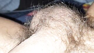 Annoiato, giochicchiando col pisello a riposo (alla fine precum)