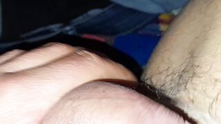 Annoiato, giochicchiando col pisello a riposo (alla fine precum)